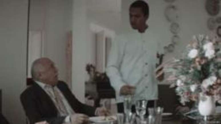 Cr&iacute;ticos reclamaram sobre 'viol&ecirc;ncia' do clipe. 'Por que ele deixa todo mundo de cabelo em p&eacute;? Porque todo mundo sabe o quanto aquilo &eacute; real, s&oacute; que ningu&eacute;m toca no assunto.'