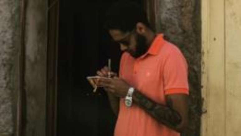 Leandro abandonou a escola na terceira s&eacute;rie, mas depois voltou e terminou o colegial; ele &eacute; viciado em livros e diz que 'a leitura e o hip hop mudaram sua vida'