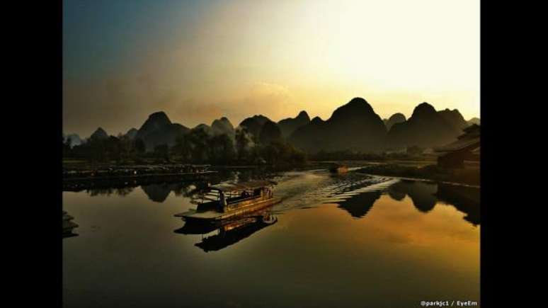 A competição teve dez categorias, como retrato, fotos das ruas, turismo, moda, arquitetura e fotojornalismo. Essa paisagem na China é obra de Jongcheol Park.