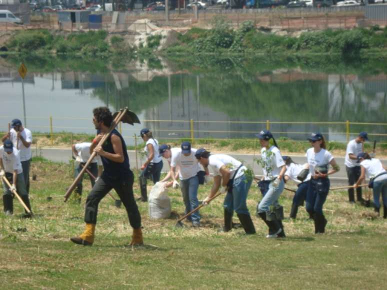 Grupo da ONG no Dia dos Voluntários Telefônica de 2014