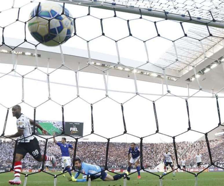 Corinthians bate o Cruzeiro e segue na liderança