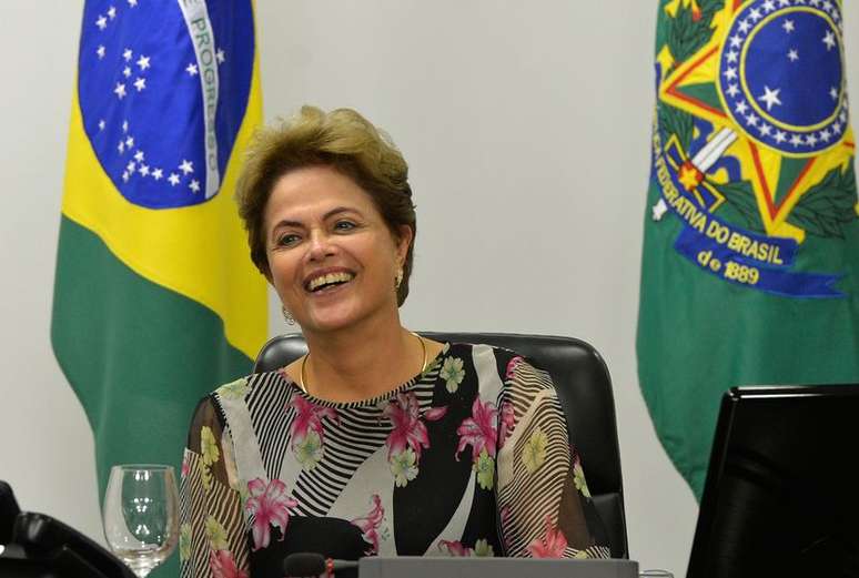 Dilma durante reunião com líderes da base aliada da Câmara