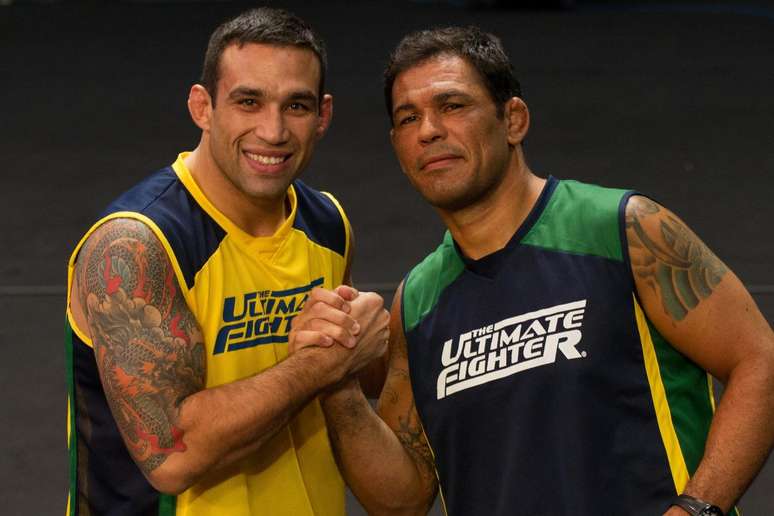 Fabricio Werdum posa ao lado de Rodrigo Minotauro