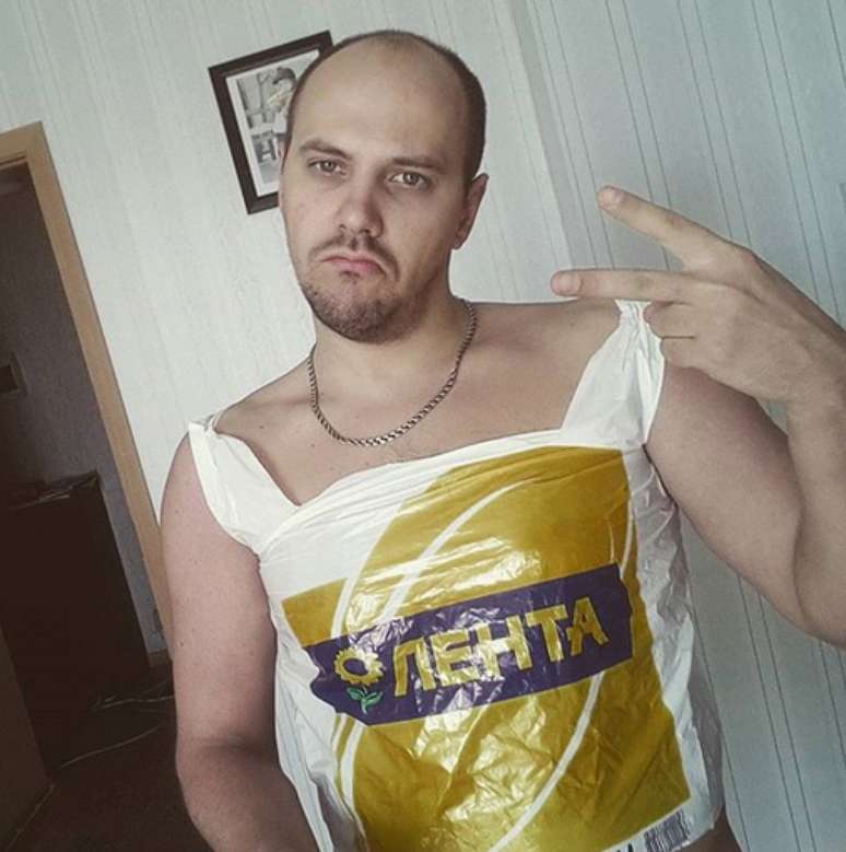 Para seguir a onda, jovem russo também postou foto com a sacolinha, mas como não tem a rede 7-Eleven onde vive, usou a embalagem de uma loja local