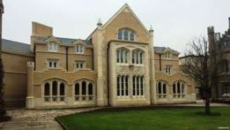 O prédio Whittle, na universidade de Cambridge, foi descrito como uma 'interpretação desajeitada do estilo gótico que parece ter sido emprestada de um guia de estilos para mestres de obra