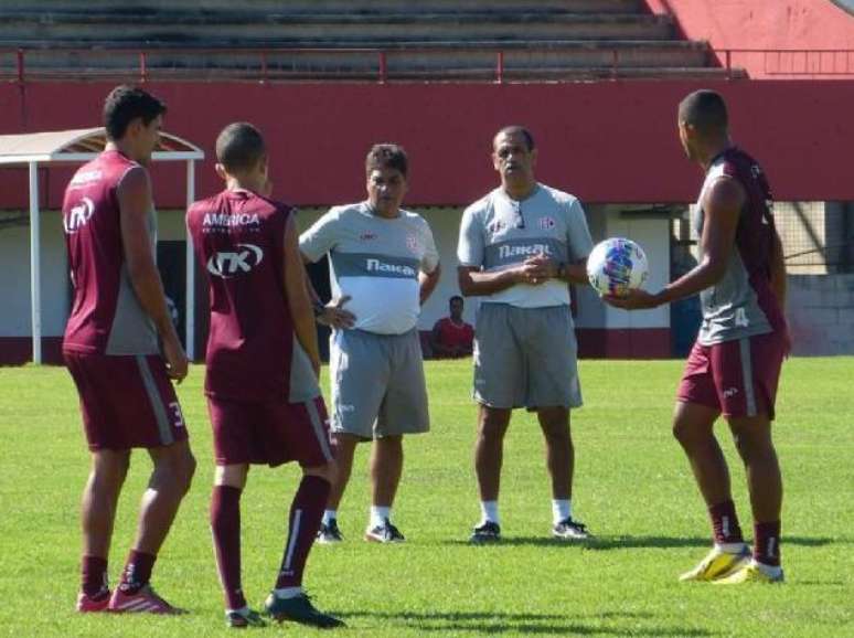 Ricardo Cruz conversa com jogadores do América