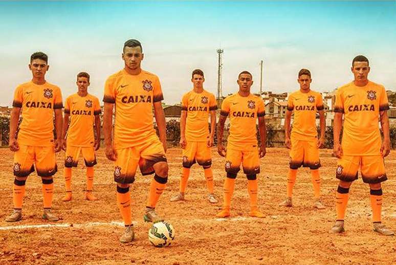 Terrão e primeiro mondial inspiram novos uniformes do Corinthians para a temporada