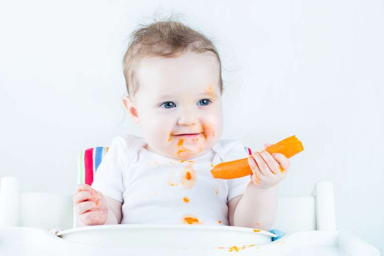 A introdução de alimentos sólidos, uma vez postergada para 10-12 meses, diminui sensivelmente a aceitação por parte da criança