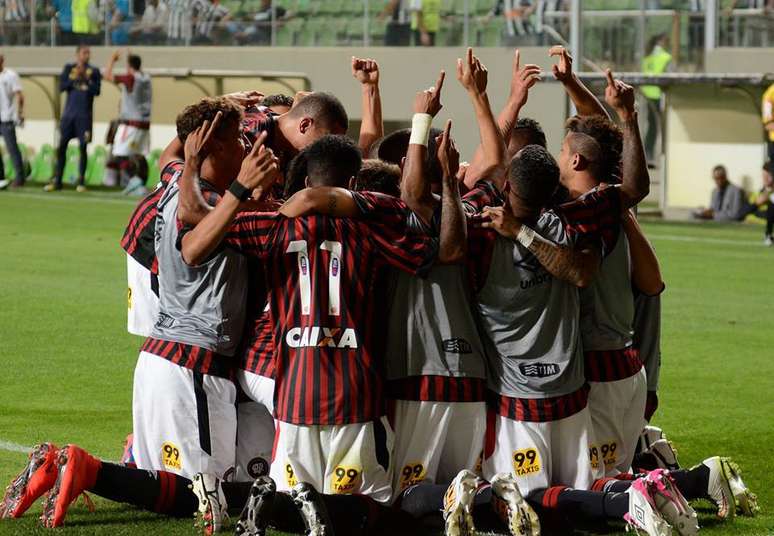 Após o gol, jogadores do Atlético-PR se reuniram para comemorar