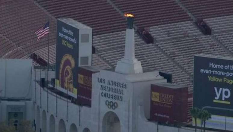 Funcionários acendem pira olímpica do Coliseu, em Los Angeles, para anunciar a candidatura da cidade aos Jogos de 2024