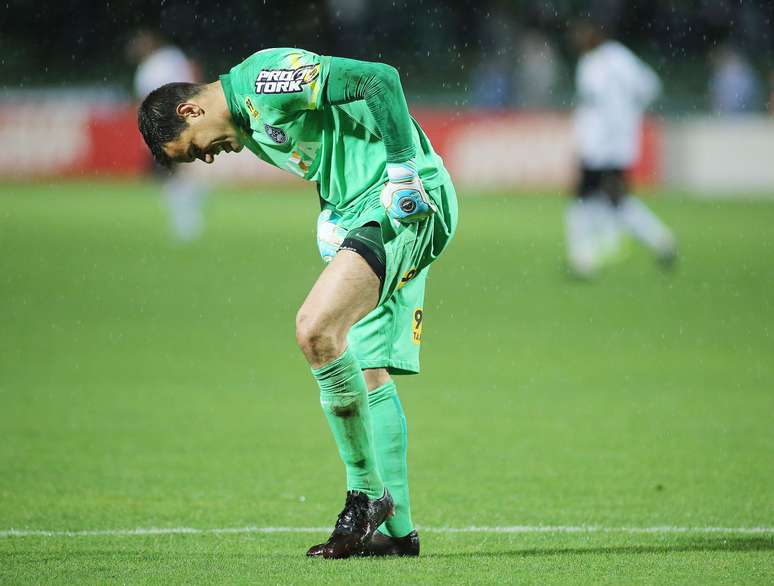 Goleiro do Coritiba, com boas defesas, evitou o revés dentro de casa