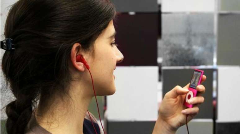 Fones que são inseridos no ouvido são os mais comuns, mas oferecem menor qualidade de áudio