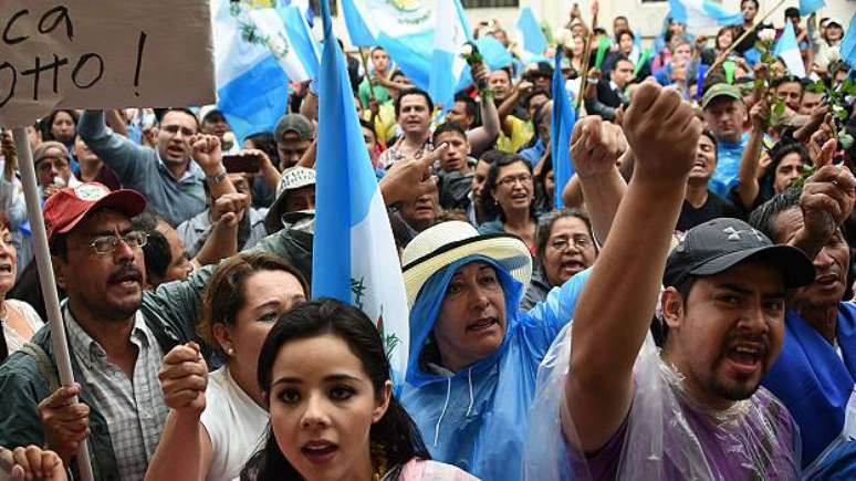Guatemaltecos ocuparam a praça principal da Cidade da Guatemala para pedir a saída de Otto Pérez Molina
