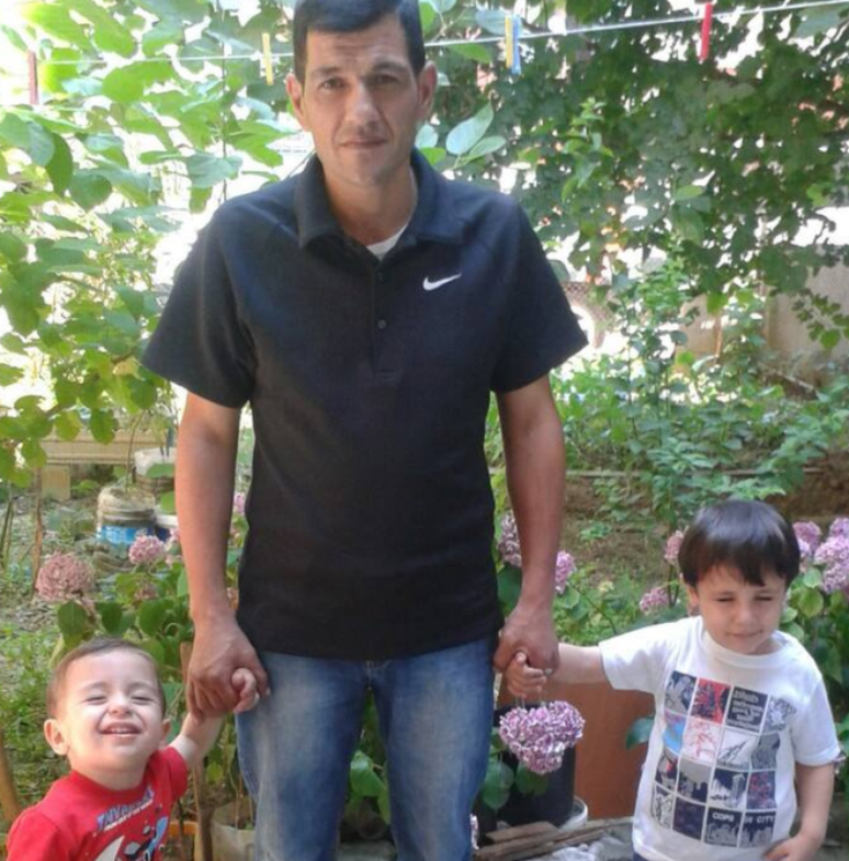 Abdullah Kurdi com os dois filhos, Alan e Ghalib, que se afogaram na travessia do Mediterrâneo