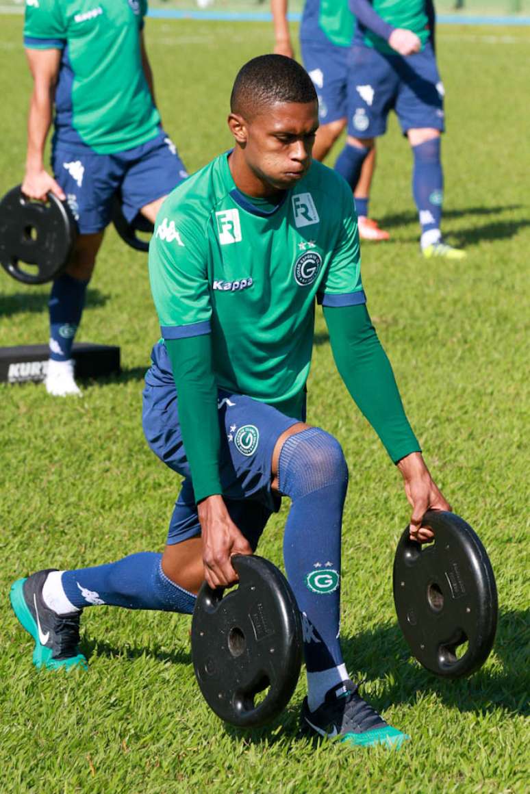 Felipe Macedo pode volta ao time titular do Goiás