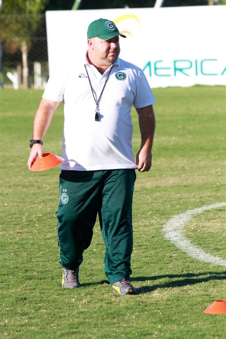 Julinho Camargo enfrenta ex-clube e tenta mais uma vitória