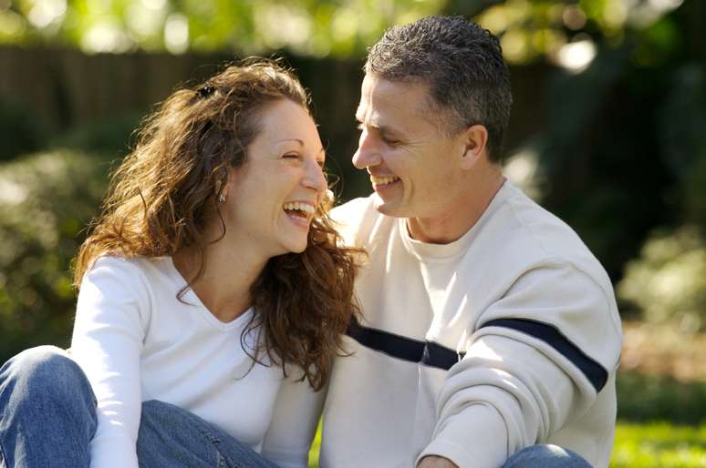 Segundo estudo, mulheres engraçadas não aumentam a chance do casal dar certo, ao contrário do que acontece com homens que fazem a parceira rir