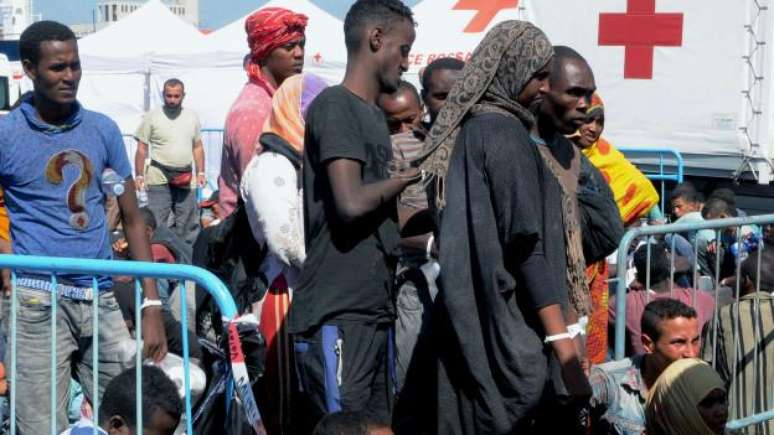 Imigrantes seriam levados para o porto de Catania, na Sicilia, como esses, resgatados em 26 de agosto pela Itália