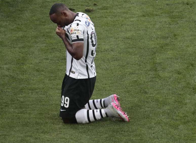 Corinthians bate o Cruzeiro e segue na liderança