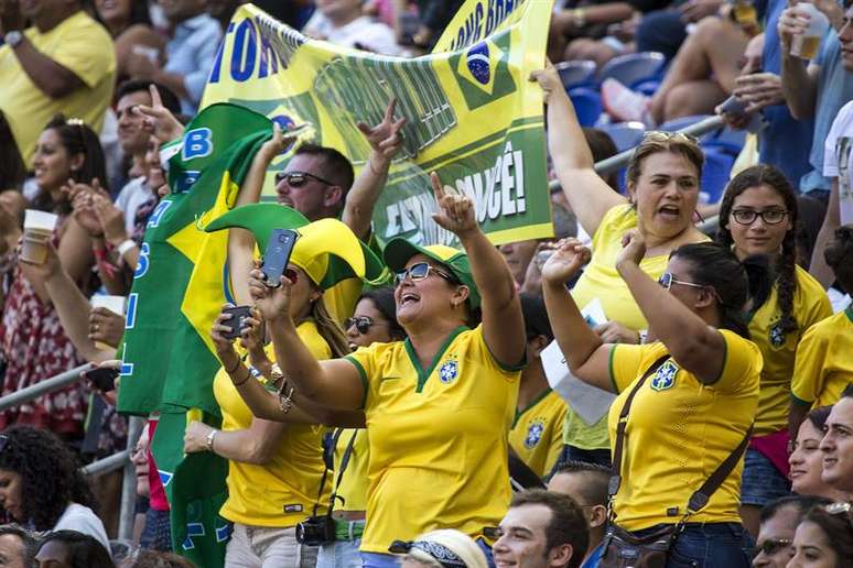 Apesar de minoria no estádio, a torcida brasileira fez muito barulho e comemorou muito quando Kaká e Neymar entraram no segundo tempo do amistoso