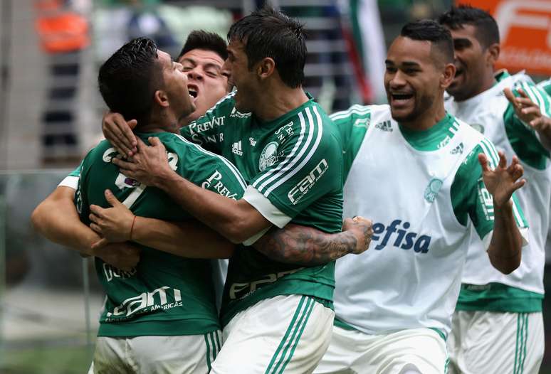 Jogadores do Palmeiras comemoram o gol marcado pelo atacante Dudu