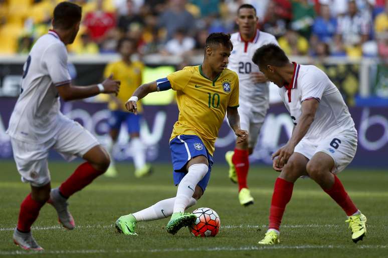 Suspenso para as duas primeiras partidas do Brasil nas Eliminatórias para a Copa, Neymar começou o amistoso contra a Costa Rica no banco de reservas