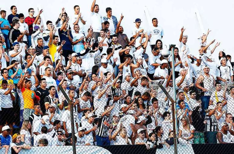 Torcida do Santos durante treino na Vila Belmiro