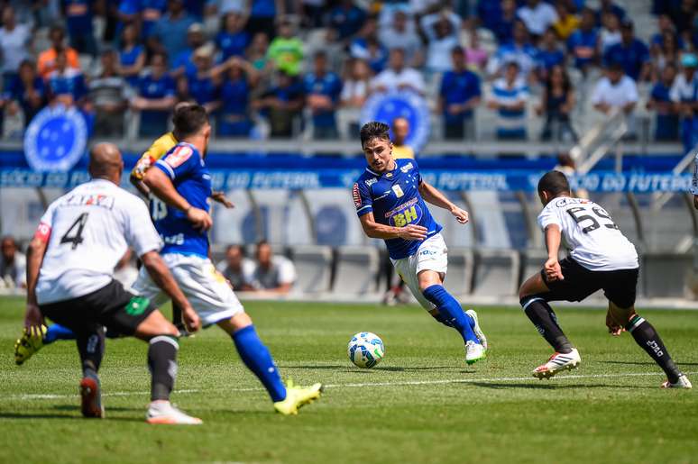 Willian driblou v&aacute;rios advers&aacute;rios antes de marcar o segundo gol da goleada do Cruzeiro, no Mineir&atilde;o