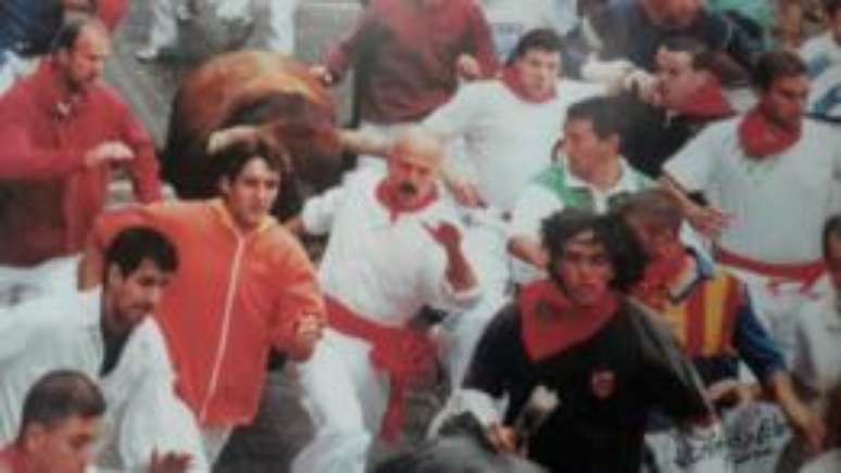 Miguel Ángel Eguiluz (de bigode) participa há 38 anos das corridas de rua realizadas em Pamplona