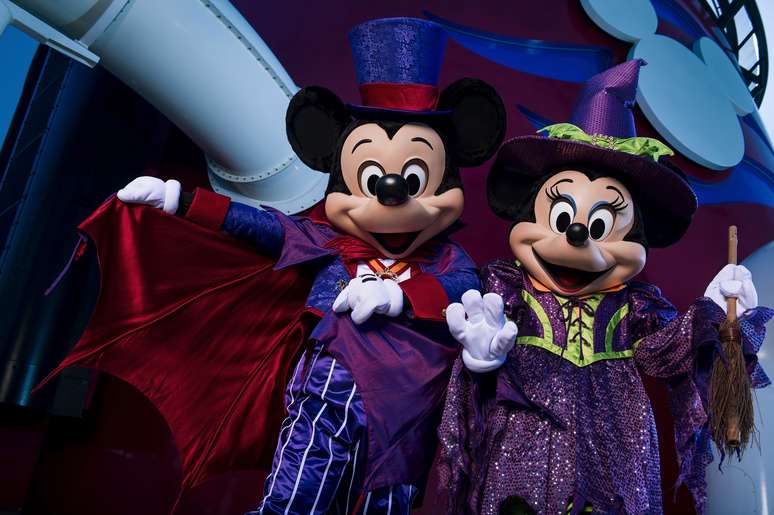 Personagens da Disney desfilam com fantasias de Halloween