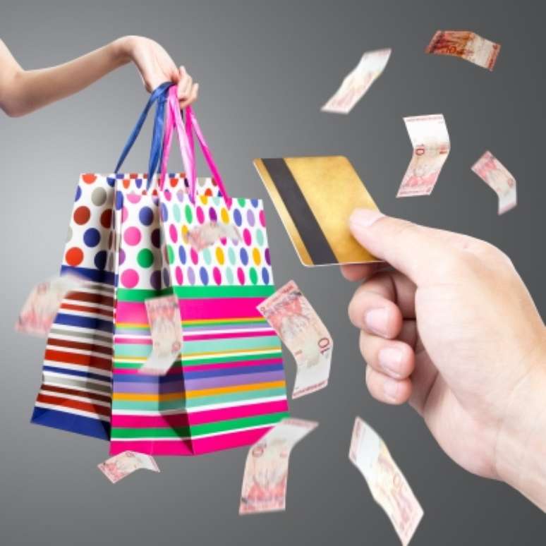 Antes de adquirir um cartão de crédito, pesquise e opte por aqueles que cobram as menores taxas