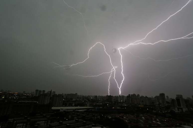 Raios e relâmpagos foram vistos e ouvidos na Lapa, zona oeste da capital paulista