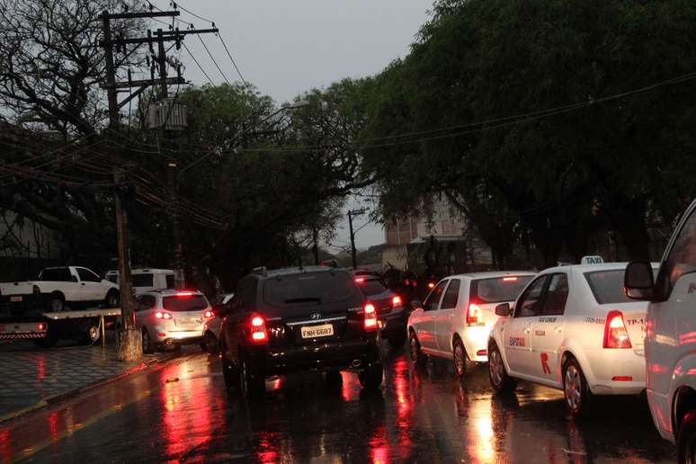 Avenida Jaguaré teve trânsito intenso devido às fortes chuvas