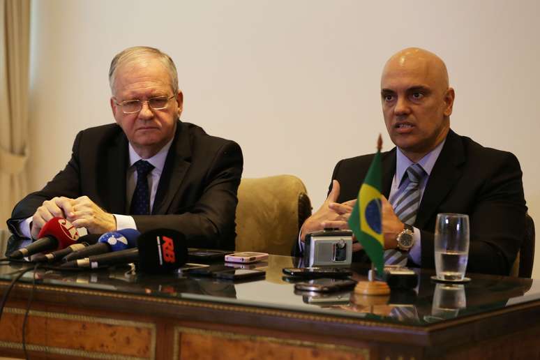 O reitor da USP, Marco Antônio Zago e o Secretário de Segurança Pública do Estado de São Paulo, Alexandre de Moraes assinam convênio sobre o novo modelo de policiamento na Cidade Universitária.