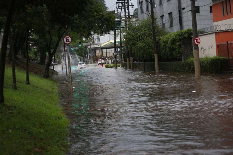 Rua na Vila Clementino ficou totalmente tomada pela água