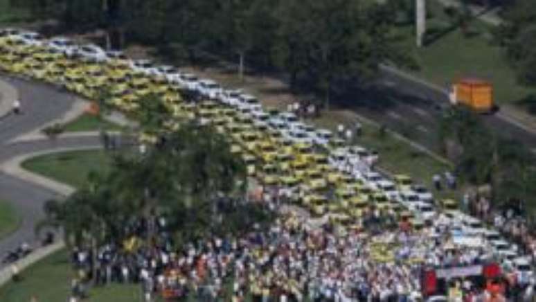 Taxistas cariocas fecharam avenida para protestar contra aplicativo