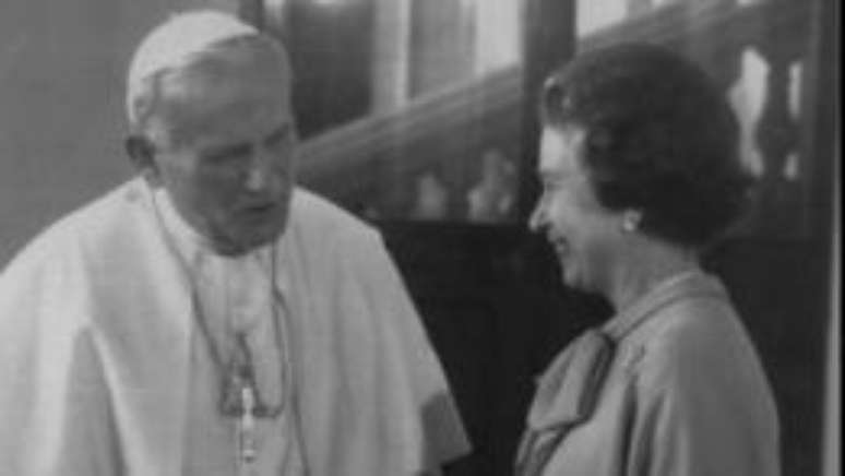 Jo&atilde;o Paulo 2&ordm; foi primeiro papa a ir no Reino Unido em 450 anos