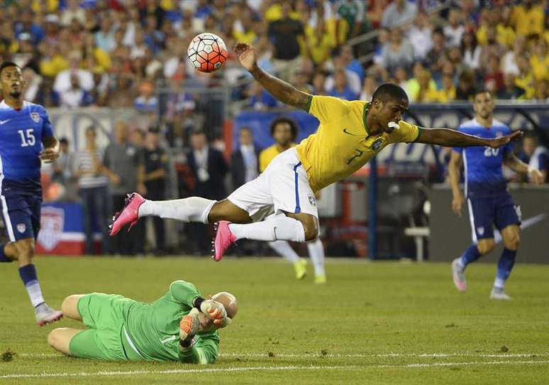 Douglas Costa disputa lance com o goleiro Brad Guzan dos Estados Unidos