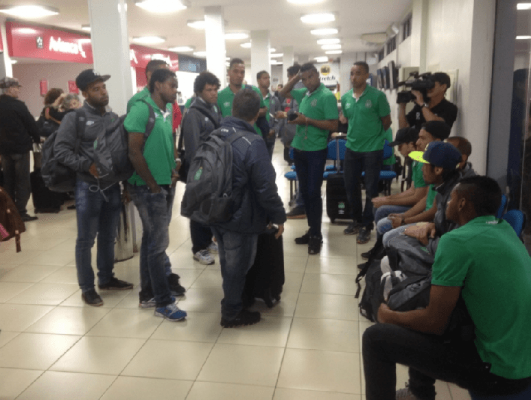 Elenco da Chapecoense aguarda em aeroporto a mudança da escala de seu voo