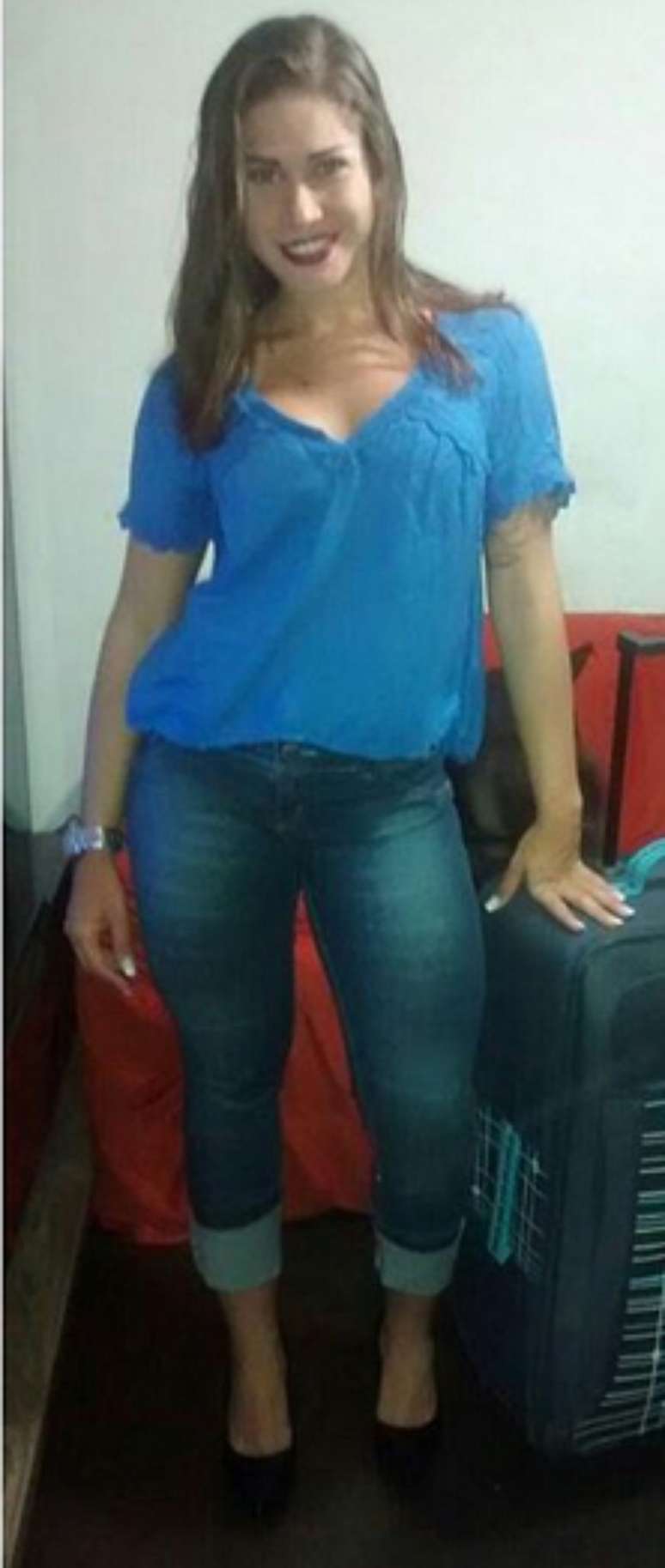 A dica de cima também entra aqui, apesar do sapato escarpim deixar o peito do pé mais livre do que o anterior, que tem alça no tornozelo. A dobra da barra é o fator complicador em ambos