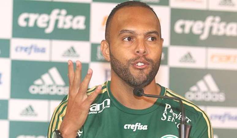 HOME - Alecsandro é apresentado no Palmeiras