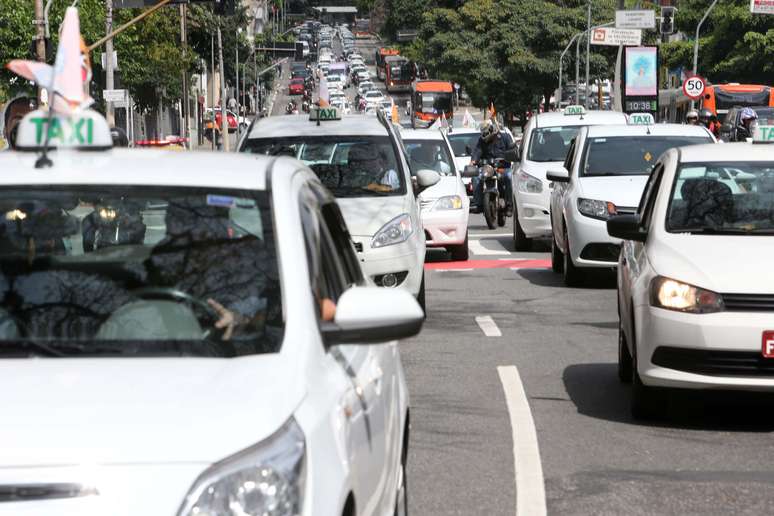 Mais de 500 taxistas seguiram em carreata da Pra&ccedil;a Charles Miller at&eacute; a C&acirc;mara Municipal de S&atilde;o Paulo