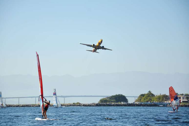 Atletas participam da Regata Internacional de Vela na Baía de Guanabara no Rio de Janeiro.