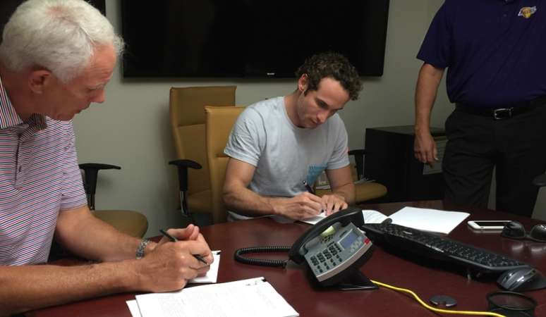 Macelinho Marcelinho Huertas no momento da assinatura do contrato com o Los Angeles Lakers.