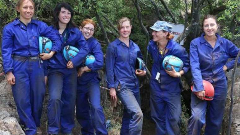 Equipe de cientistas que fez a descoberta dos 15 esqueletos na caverna