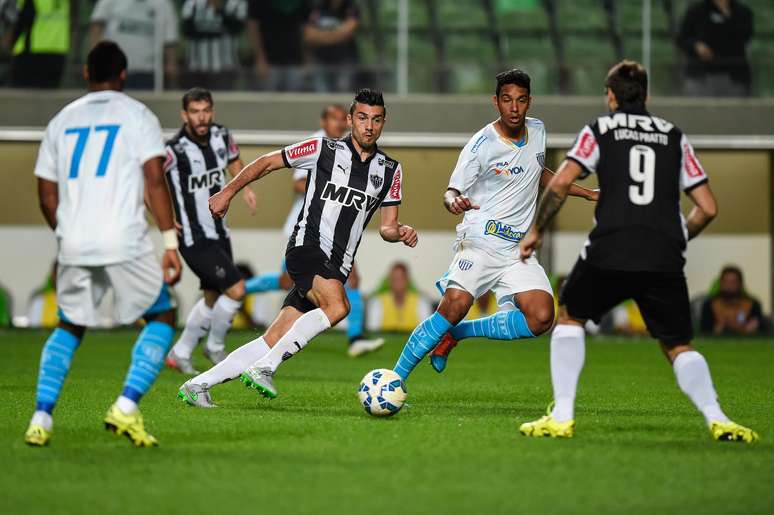 Jogadores de Atl&eacute;tico-MG e Ava&iacute; em disputa de bola