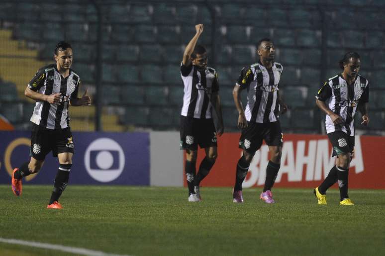 Clayton comemora seu gol contra o Atlético-PR