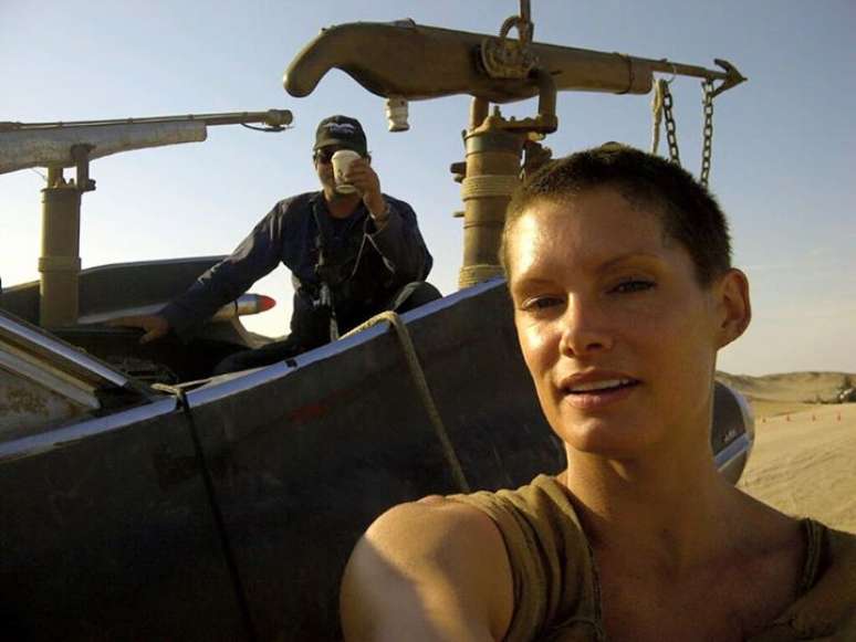 Olivia Jackson como dublê em set de filmagem do filme 'Mad Max'