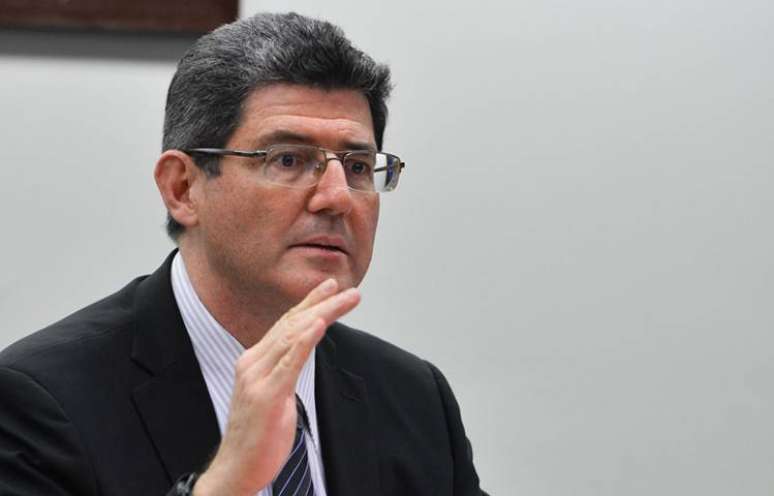 Ministro da Fazenda, Joaquim Levy, credita o rombo hist&oacute;rico &agrave;s redu&ccedil;&otilde;es de estimativa do Produto Interno Bruto (PIB) e &agrave; queda na arrecada&ccedil;&atilde;o de impostos