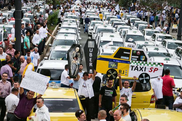 Taxistas fazem protesto em frente à Câmara dos Deputados de São Paulo durante votação que tornou aplicativos como o Uber irregulares na cidade